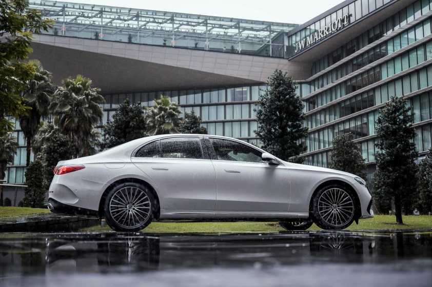 Mercedes-Benz E-Class 2025 10 Đèn trước nối liền lưới tản nhiệt
