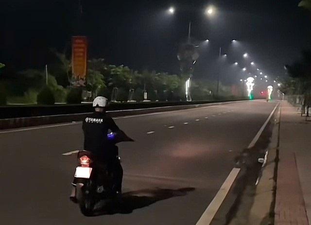 CSGT làm việc với người vi phạm Lực lượng CSGT làm việc với nam thanh niên vi phạm