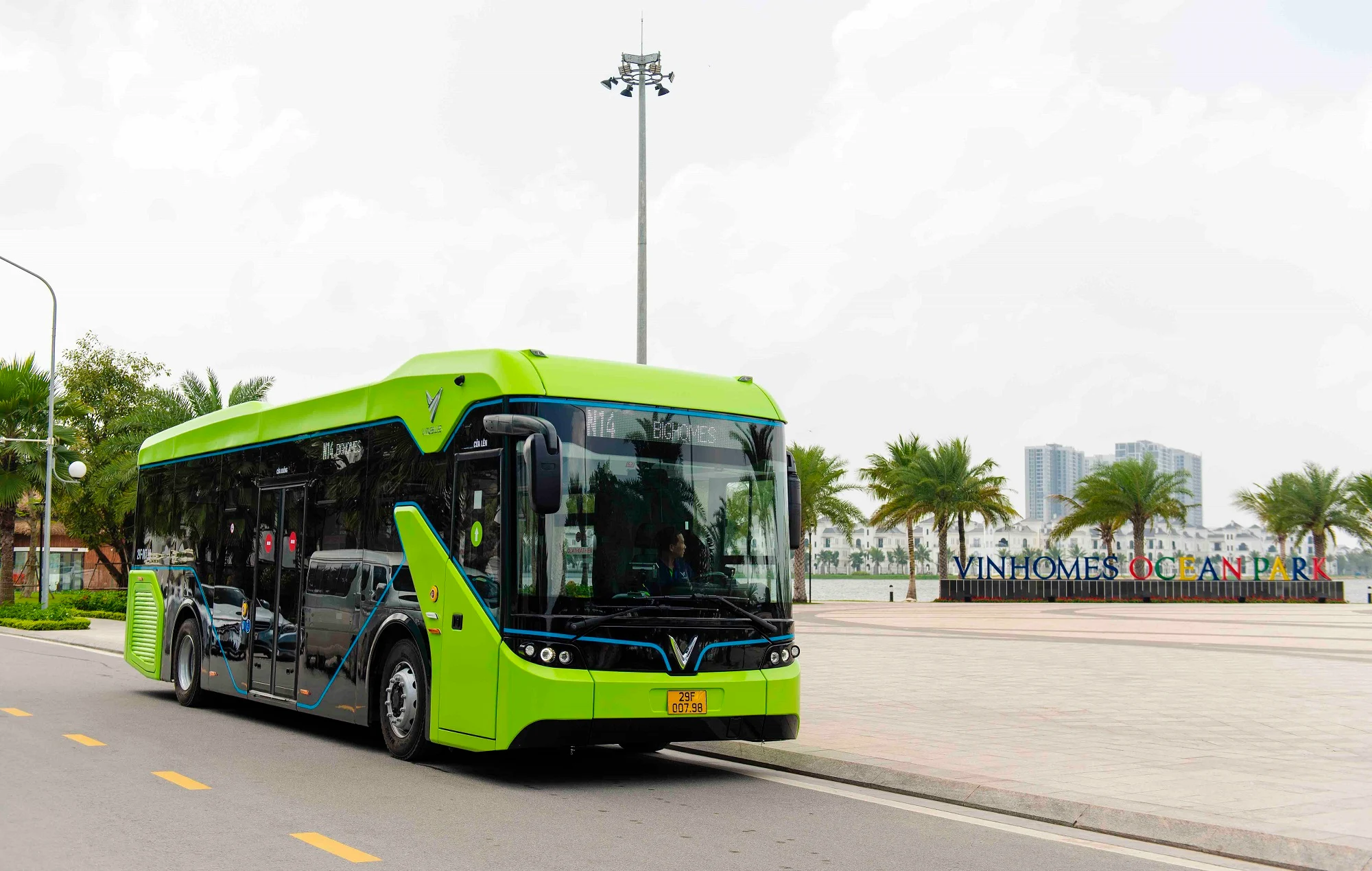 Xe buýt điện VinFast EB10 hoạt động tại Việt Nam