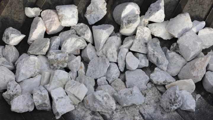Đức phát hiện mỏ lithium khổng lồ, có thể định hình lại ngành xe điện toàn cầu- Ảnh 1. Khoáng sản thô tại Saxony – nguồn nguyên liệu chiến lược cho châu Âu
