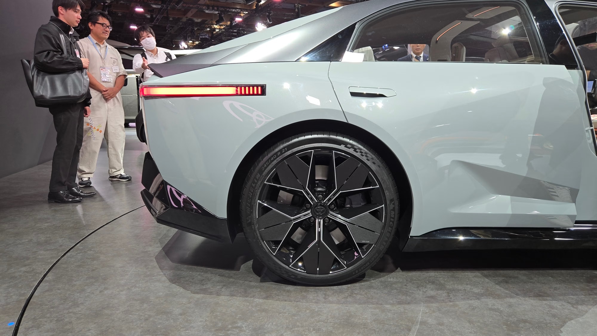 Dáng xe lai coupe hiện đại