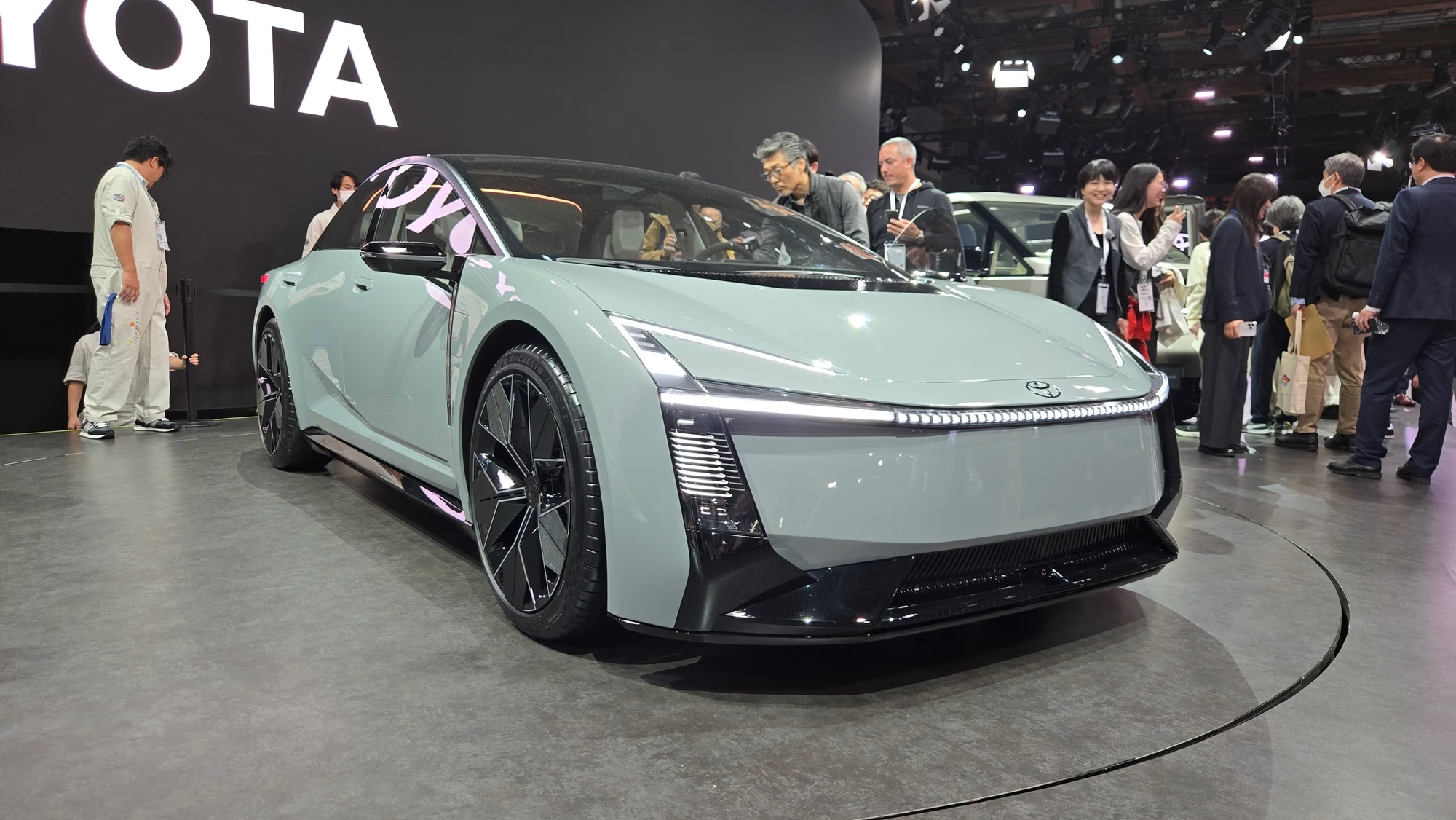 Ngoại thất Toyota Corolla sắc sảo