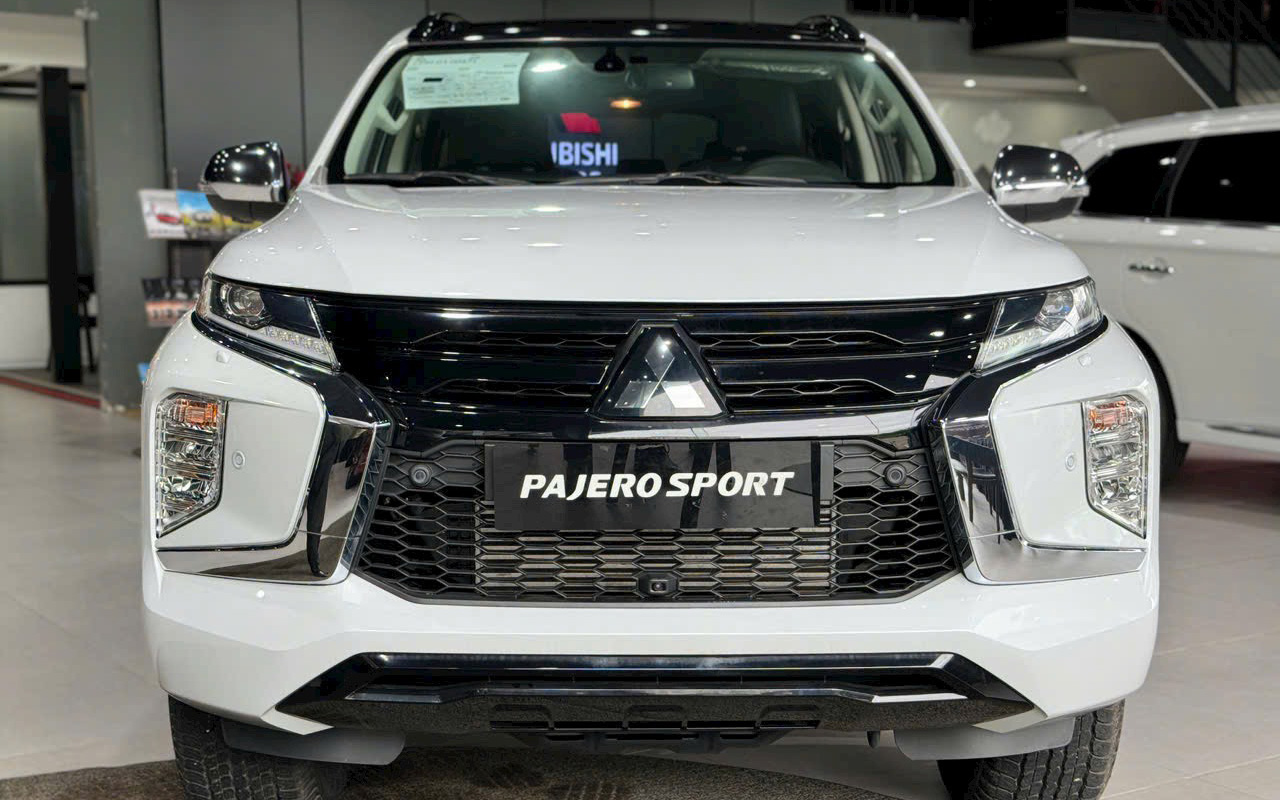 Mitsubishi Pajero Sport bán 0 xe tháng 9