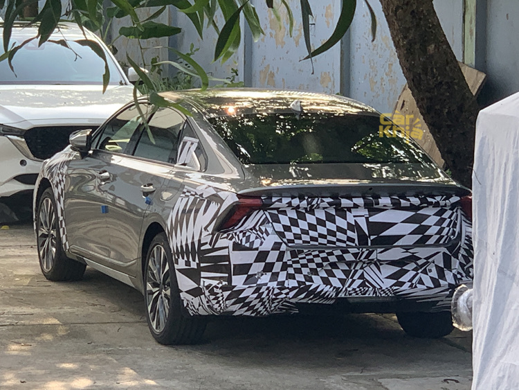 Kia K8 tại trung tâm đăng kiểm Hà Nội