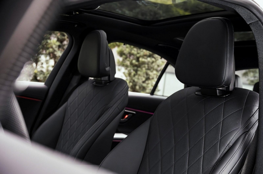 Mercedes-Benz E-Class 2025 trình làng khách Việt: Thiết kế lột xác, giá từ 2,449 tỷ đồng Mercedes-Benz E-Class cạnh tranh trong phân khúc sedan hạng sang