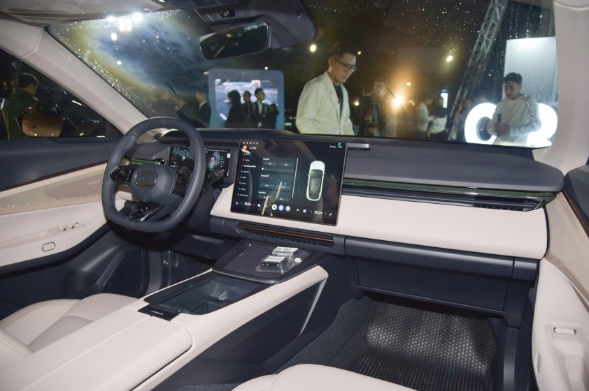 Nội thất Lynk & Co 08 Khoang nội thất và tiện nghi của hai phiên bản