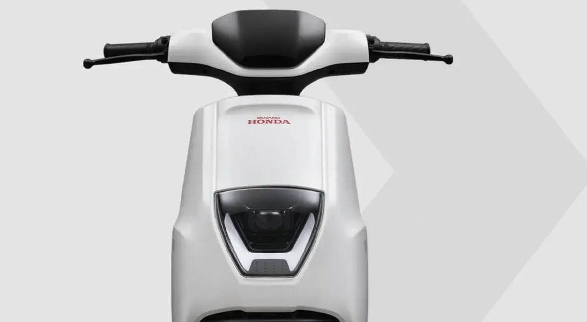 Thân xe được thiết kế với các đường cắt xẻ dứt khoát