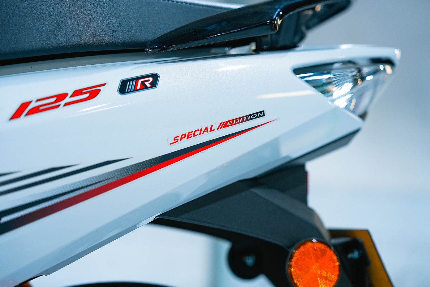 Màu sơn trắng chủ đạo trên Honda Wave Profender