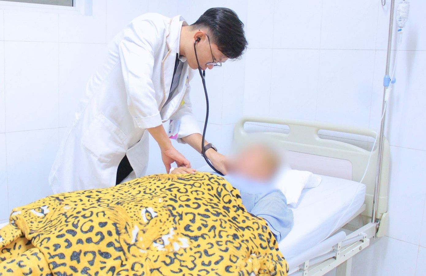 Bánh xe cuốn tà áo dài, nữ sinh bị đập đầu xuống đường nứt hộp sọ- Ảnh 3. Sau phẫu thuật, sức khỏe của nữ sinh đã bình phục tốt