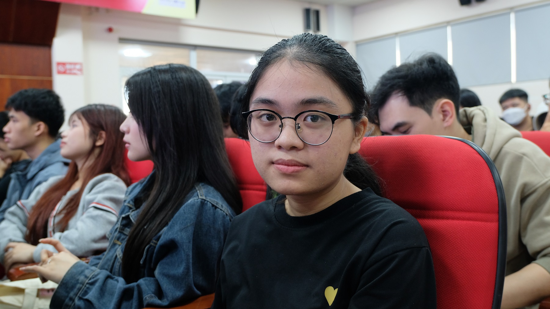 Sinh viên nghe chia sẻ về xe điện tại Đại học Điện lực