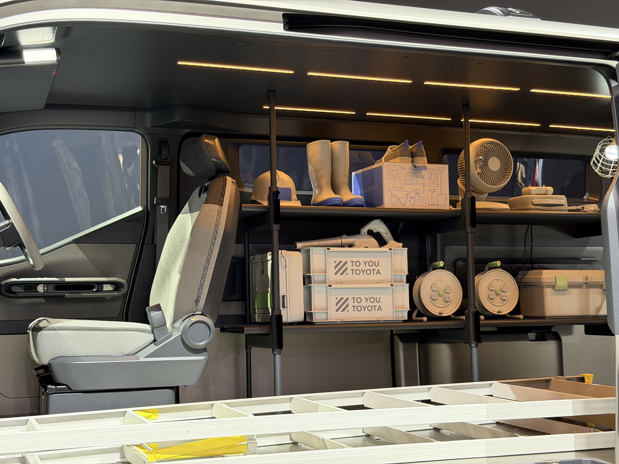 Xe Hiace concept trang bị dụng cụ cơ khí và bảo hộ