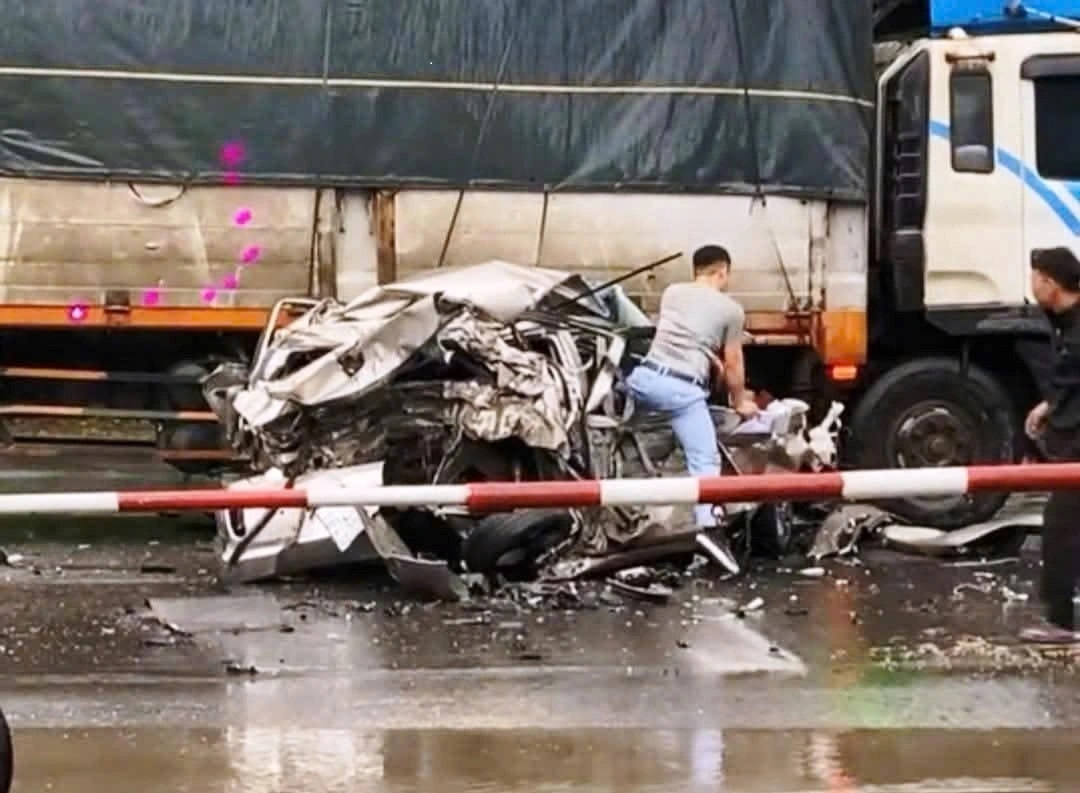 Vụ xe con bị vò nát: Thiết kế 'mềm' giúp tài xế thoát chết- Ảnh 1. Vụ tai nạn làm cho ô tô con bị vò nát