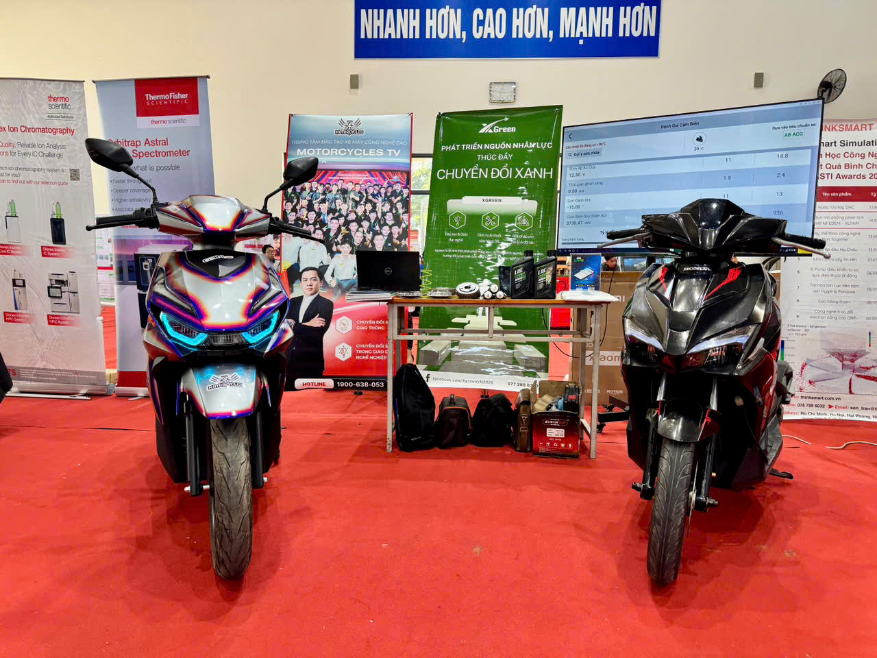 Xe máy xăng được gắn thêm bộ phận chuyển đổi động cơ điện, pin, IC điều khiển tại cơ sở Motorcyles TV