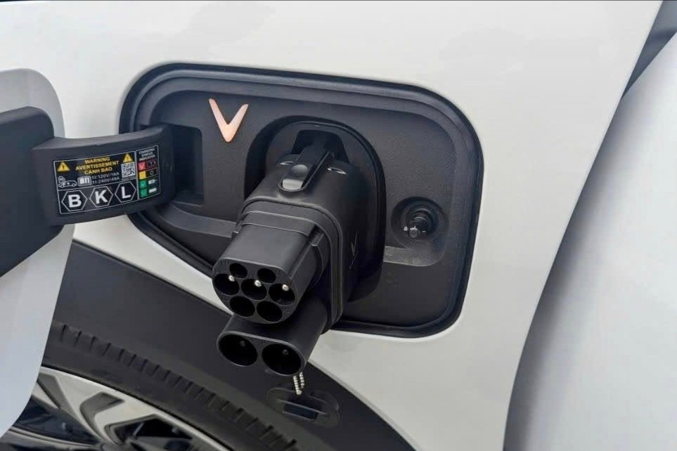 Cổng sạc CCS1 trên VinFast VF 6 Plus Limited Cổng sạc CCS1 tiêu chuẩn Mỹ