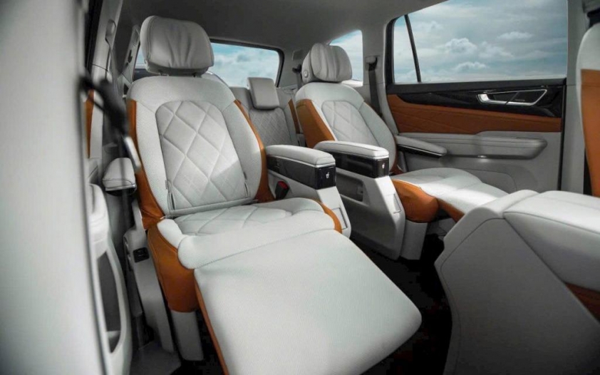 Màn hình trung tâm và bảng đồng hồ kỹ thuật số