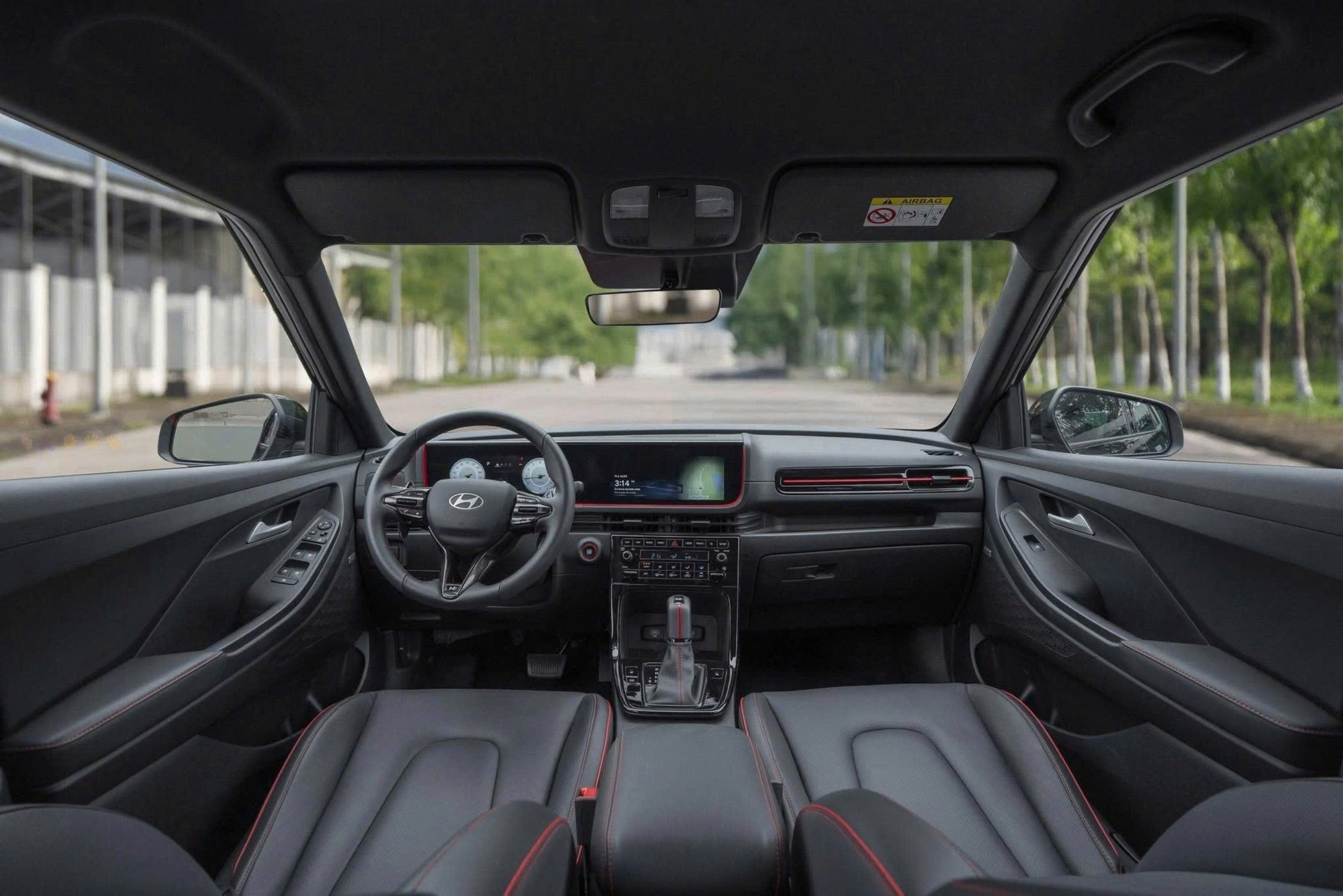 Nội thất nổi bật màn hình đôi kích thước lớn