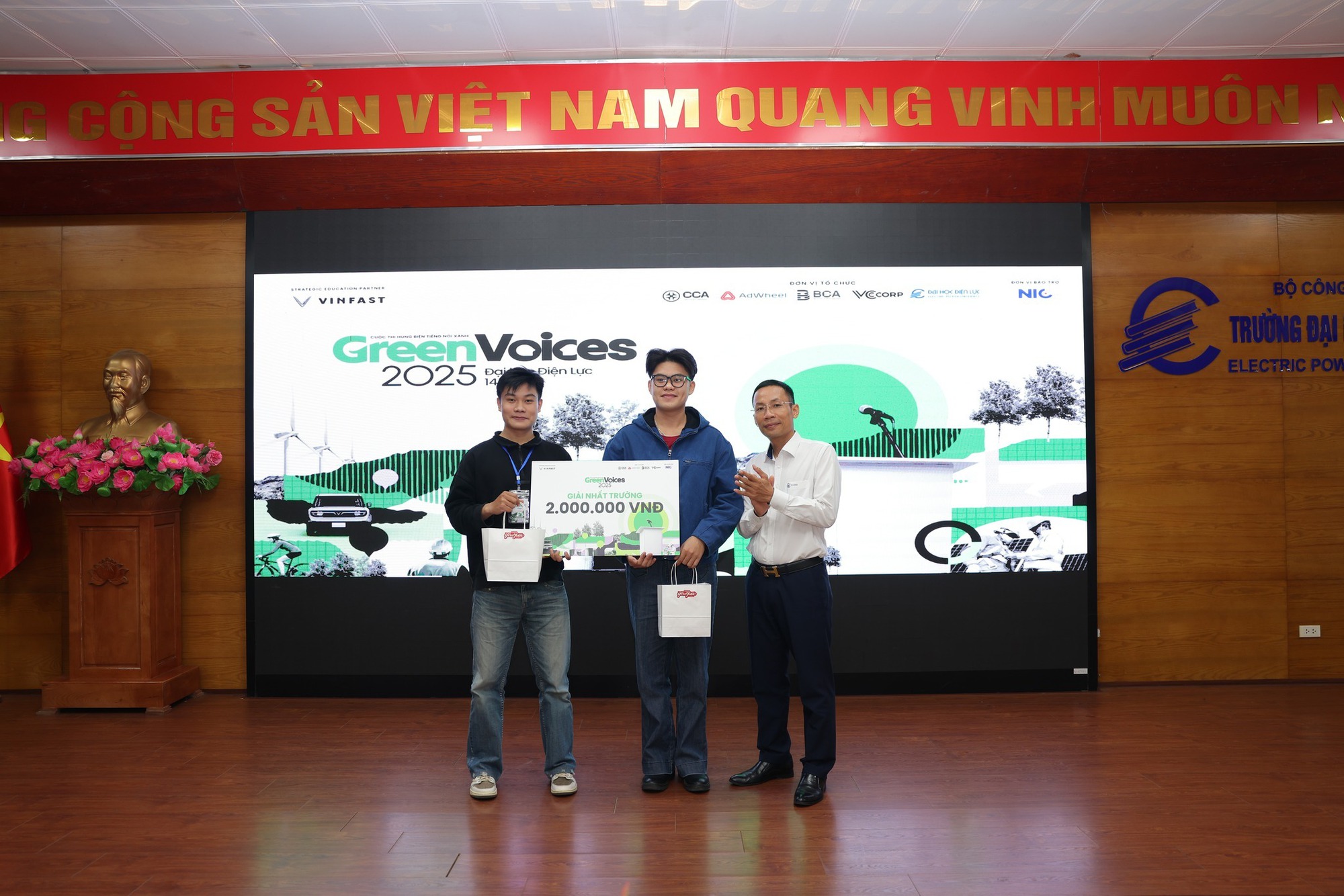 Quán quân cuộc thi hùng biện Đại học Điện lực