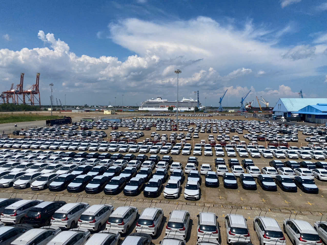 Hàng ngàn xe ô tô vừa cập cảng TP HCM.