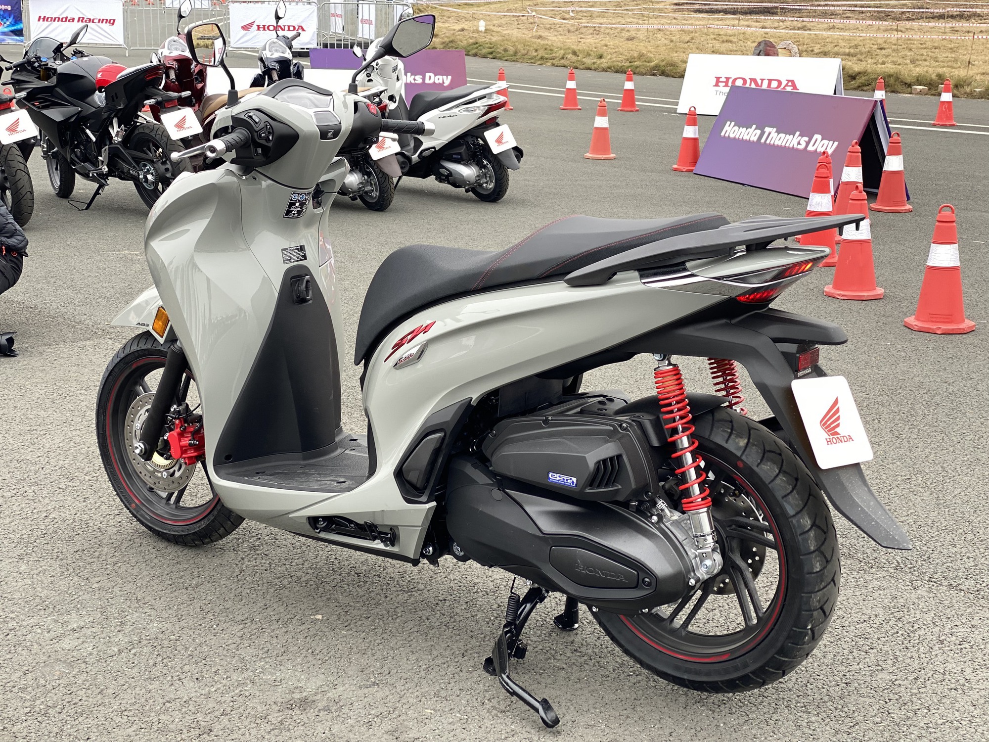 Xe tay ga Honda tại đại lý Các mẫu xe đang được giảm giá sâu tại đại lý