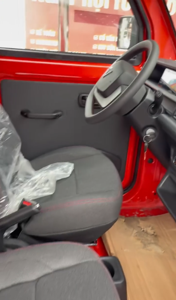 Vô lăng và cần số trên xe tải EC Van