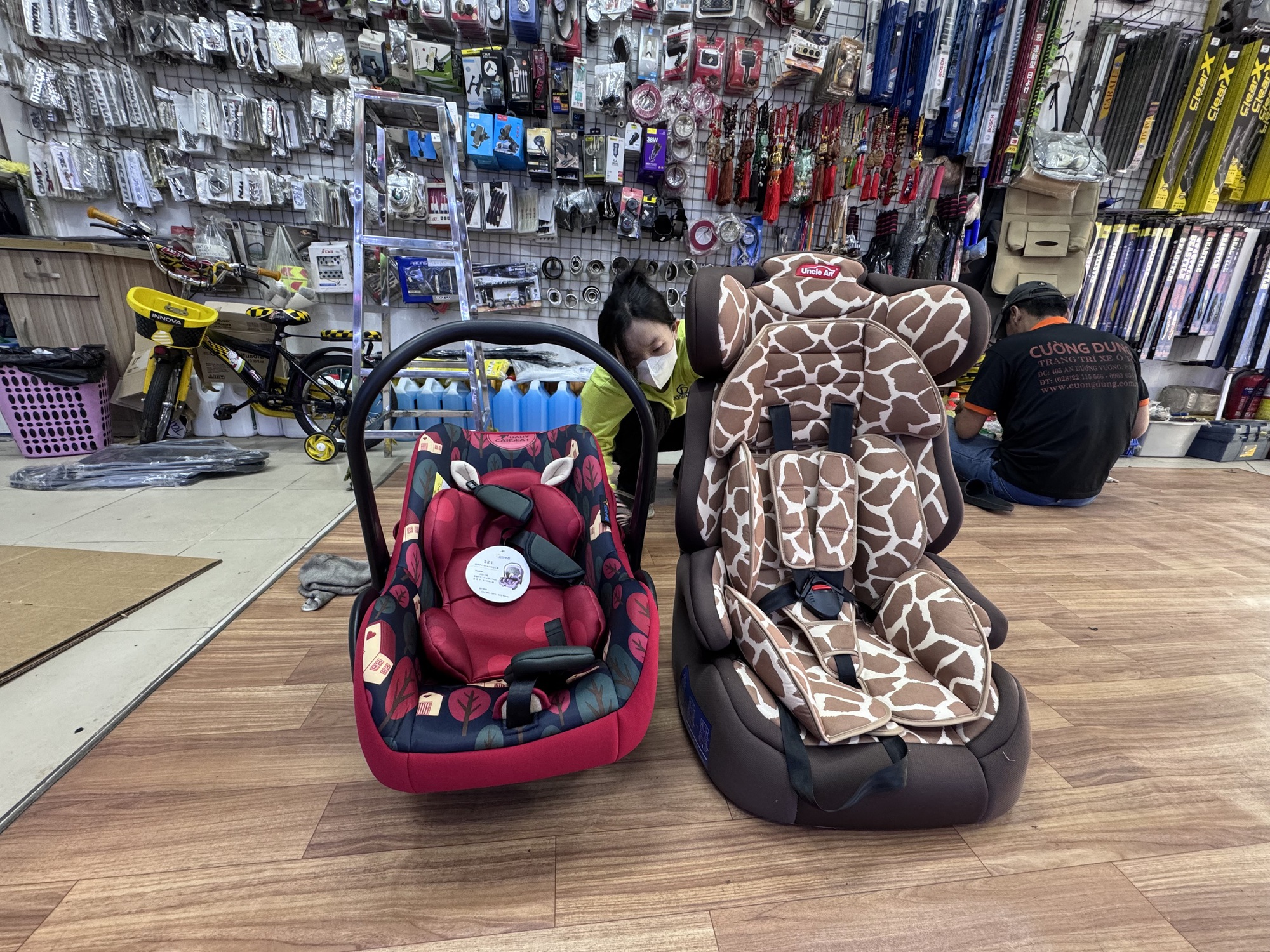 Ghế trẻ em bán tại các cửa hàng linh kiện ô tô