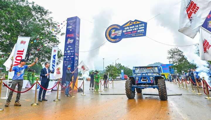 Nghi thức truyền thống khai mạc giải đấu Xe đi qua cổng chào tại lễ khai mạc