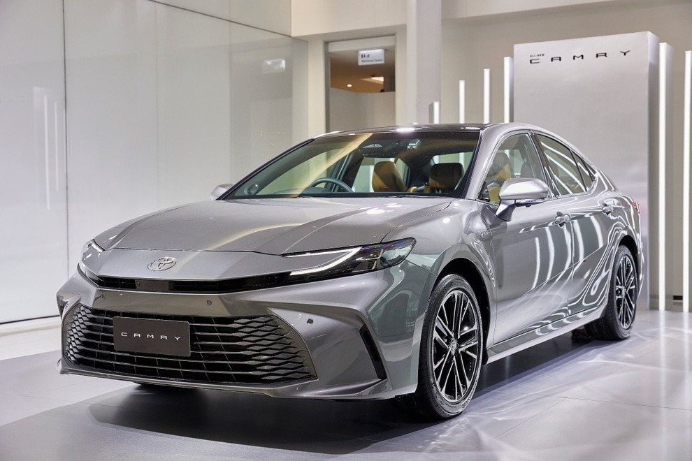 Toyota Camry giảm giá mạnh tháng 11