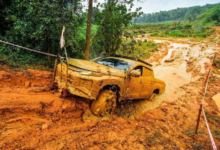 Chiếc xe điêu luyện trên đường đua đầy thử thách Xe off-road vượt qua đường đua khó khăn