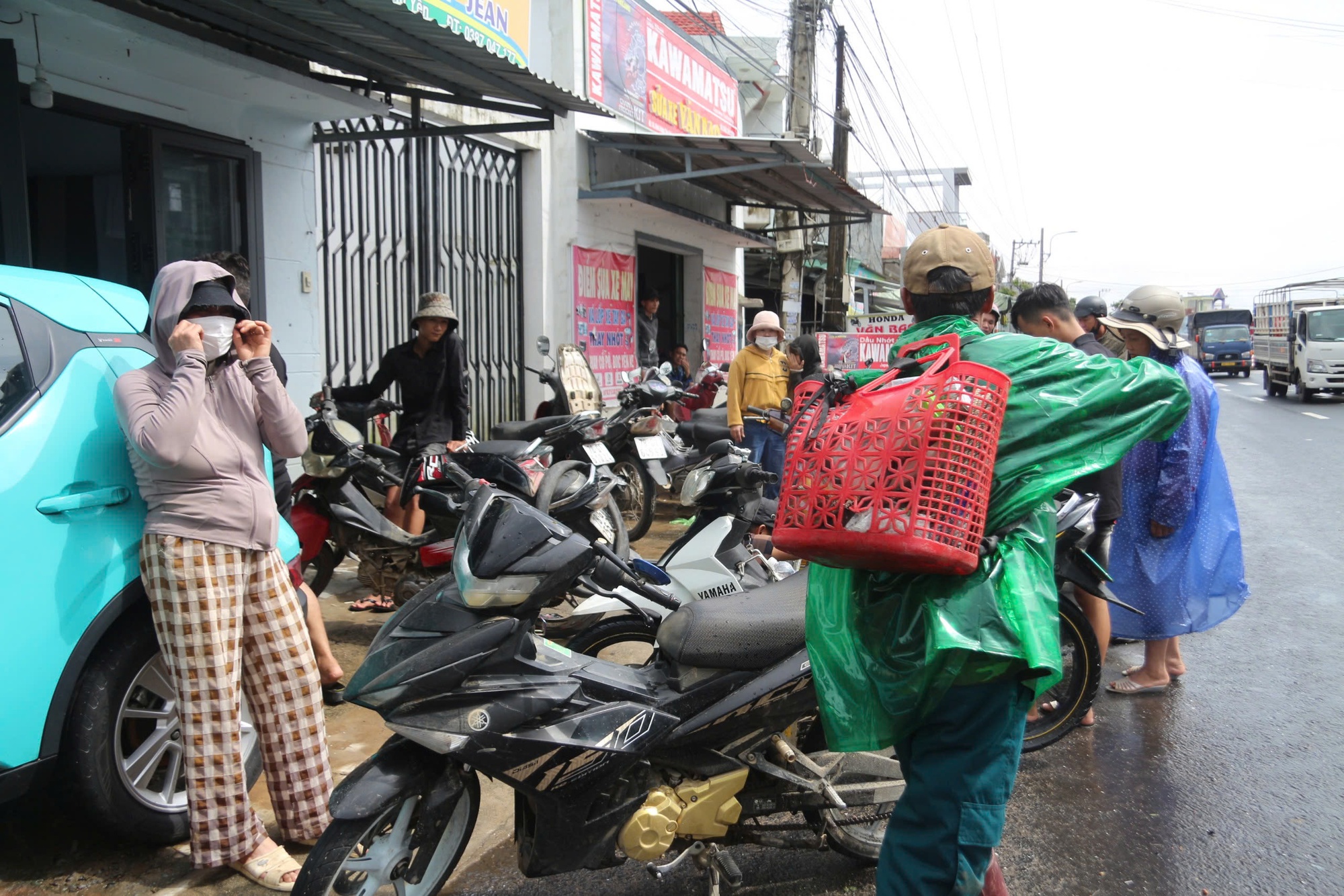 Thợ sửa xe làm việc hết công suất