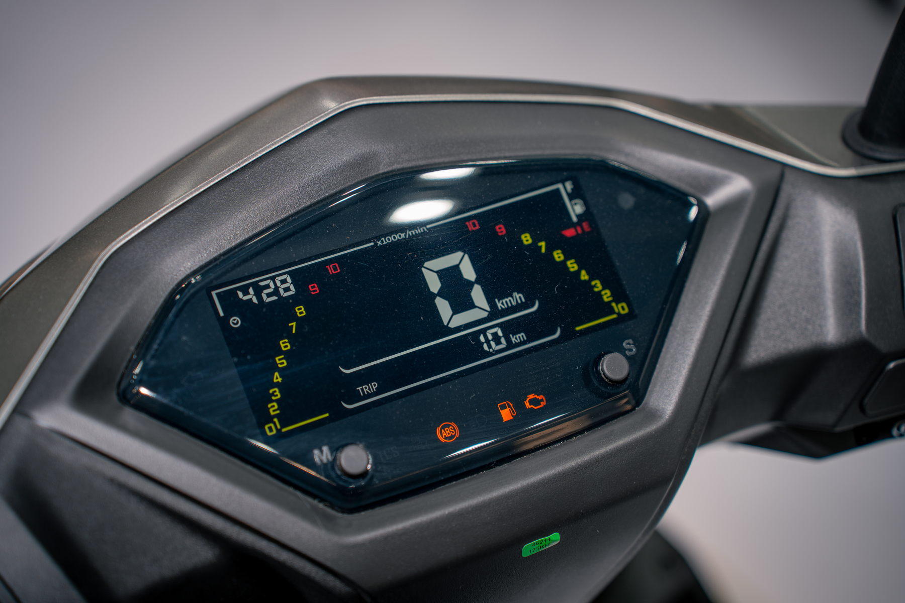 'Ông hoàng xe ga' 125cc ra mắt: trang bị hiện đại, tiêu thụ 1,9L/100 km thách thức Honda Air Blade- Ảnh 4. Cổng sạc USB QC trên xe SYM ECHS 125