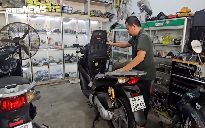 Cải hoán xe máy xăng sang điện có thực sự là giải pháp xanh?- Ảnh 1. Thợ sửa xe chia sẻ lo ngại về độ an toàn khi cải hoán xe máy xăng sang điện.