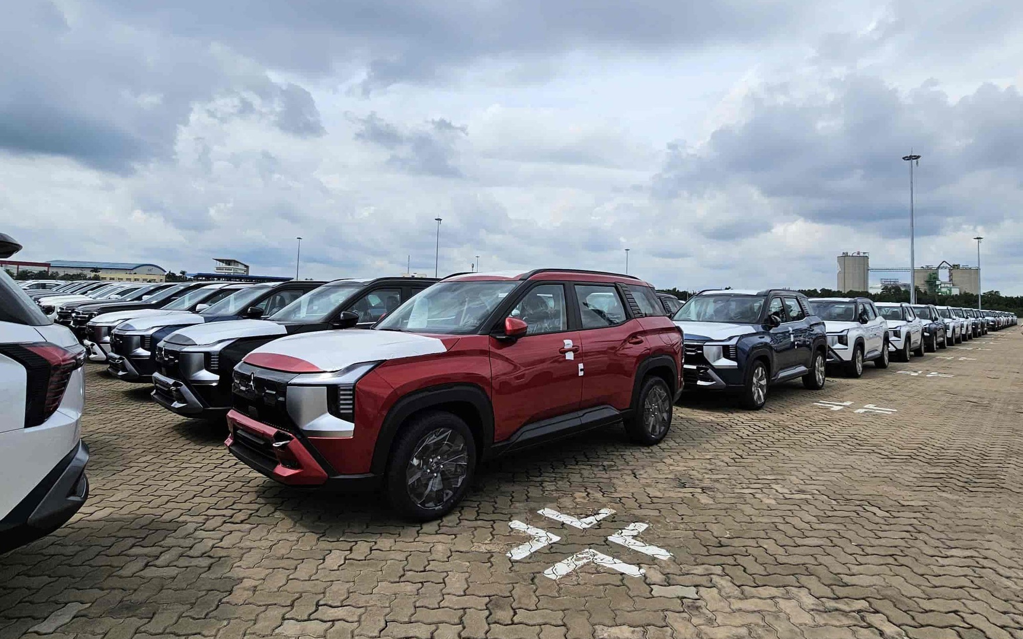 Ngoại thất Mitsubishi Destinator phiên bản khác biệt Ngoại hình hai phiên bản Premium và Ultimate