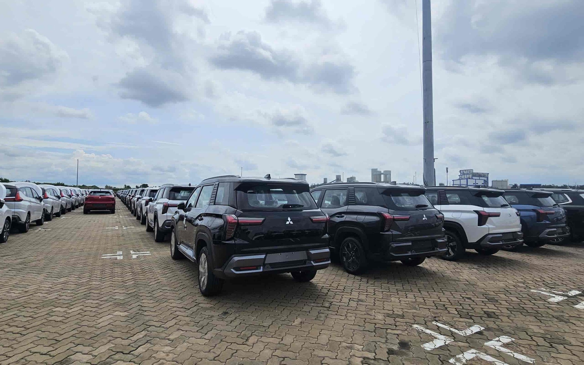 Nội thất Mitsubishi Destinator hai phiên bản Sự khác biệt nội thất giữa Premium và Ultimate