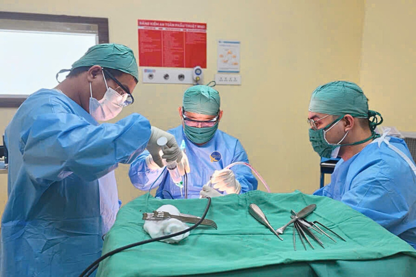 Bánh xe cuốn tà áo dài, nữ sinh bị đập đầu xuống đường nứt hộp sọ- Ảnh 2. Các bác sĩ thực hiện cuộc phẫu thuật cấp cứu giúp nữ sinh qua nguy kịch