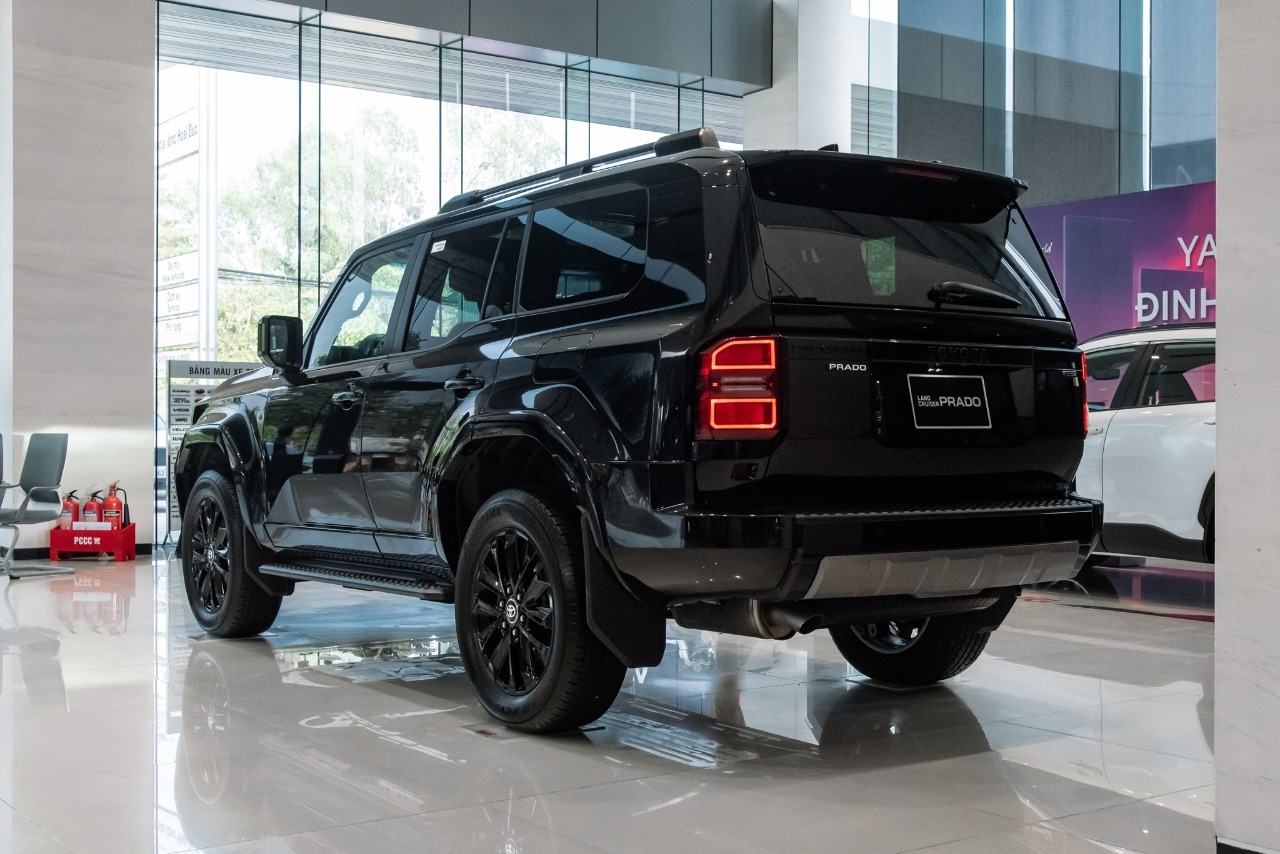 Land Cruiser Prado với khung gầm chắc chắn và tính năng off-road