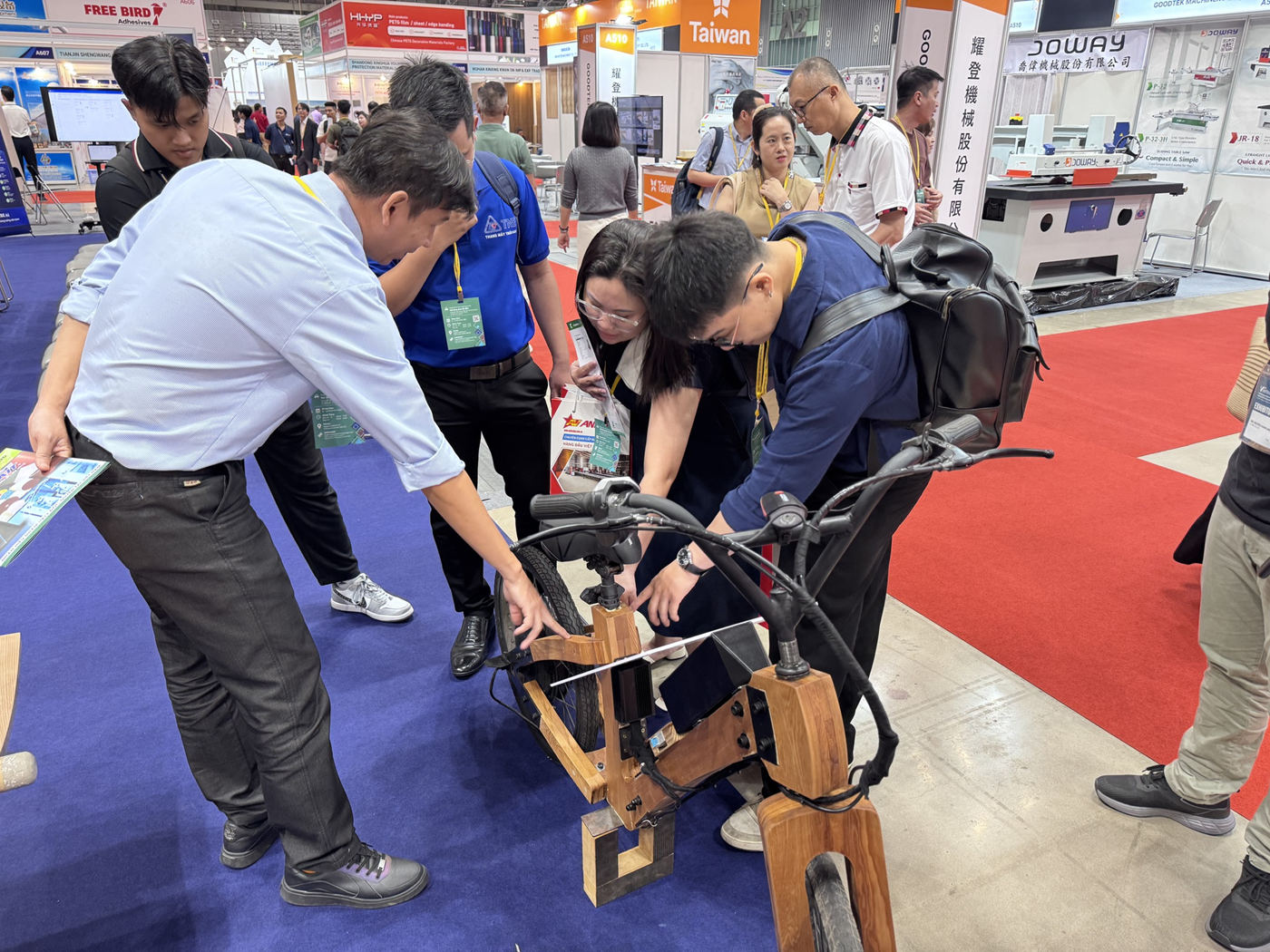 Xe máy điện khung gỗ sáng tạo