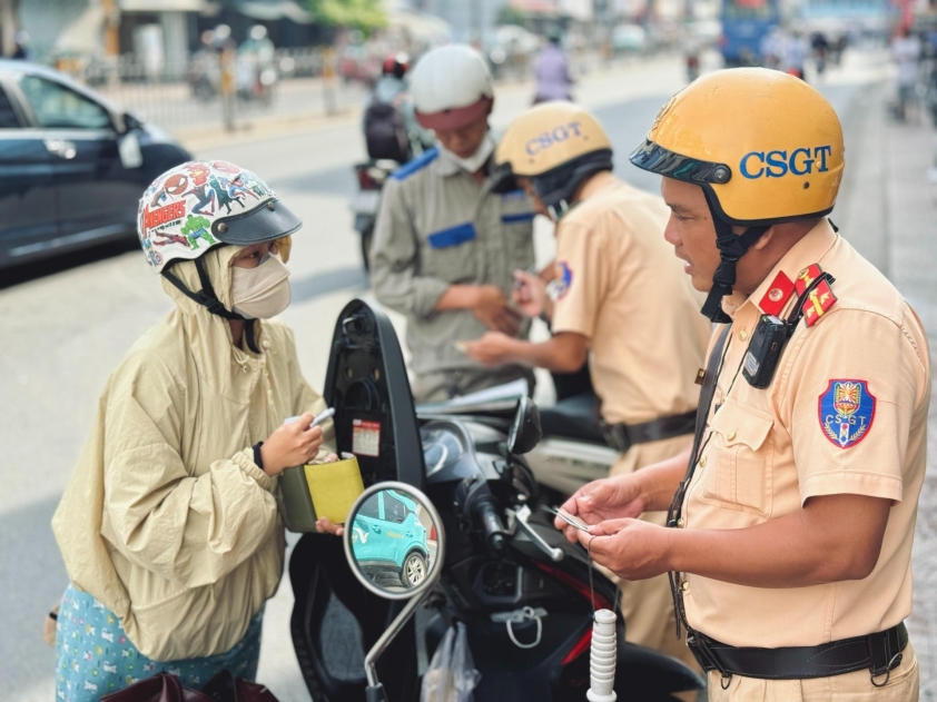Đại diện Cục CSGT trả lời về việc xử phạt sử dụng điện thoại khi dừng đèn đỏ