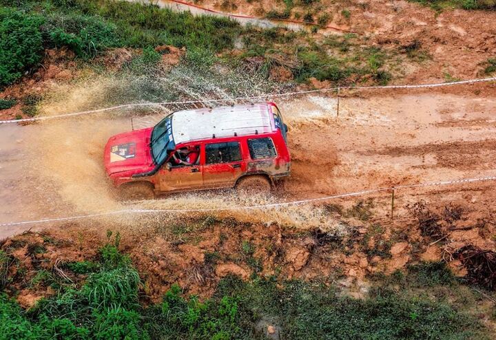 Tay đua vượt qua thử thách với sự kịch tính cao Tay đua xe địa hình vượt khó khăn