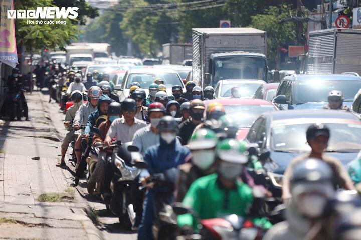 Cải hoán xe máy xăng sang điện có thực sự là giải pháp xanh?- Ảnh 2. Kẹt xe giờ cao điểm tại TP.HCM