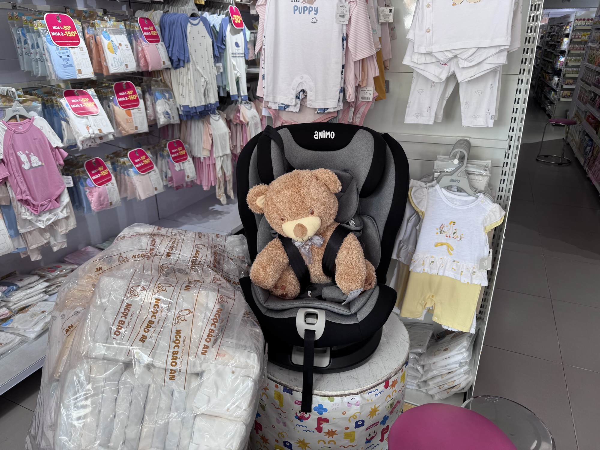 Ghế trẻ em bán tại các cửa hàng đồ dùng trẻ em