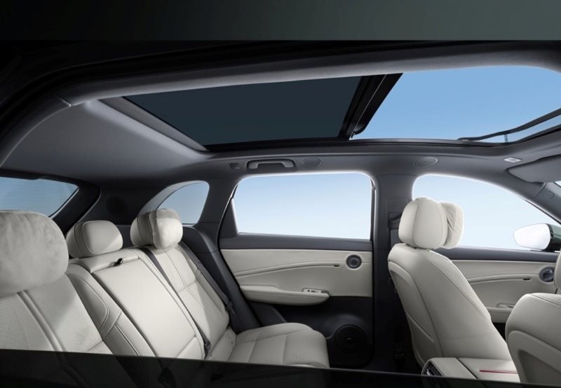 Khoang nội thất sang trọng với màn hình kép