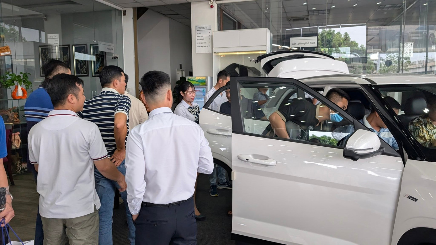 Thị trường ô tô Việt Nam tăng trưởng mạnh mẽ tháng 10/2025