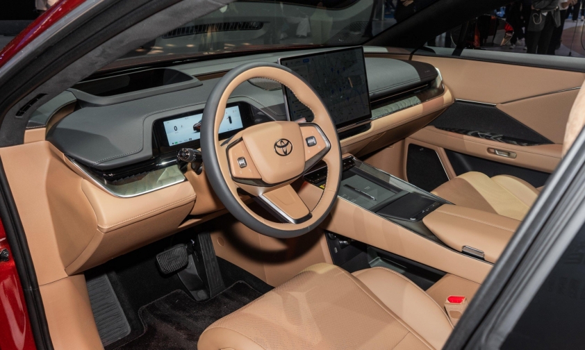 Khoang lái Toyota bZ7