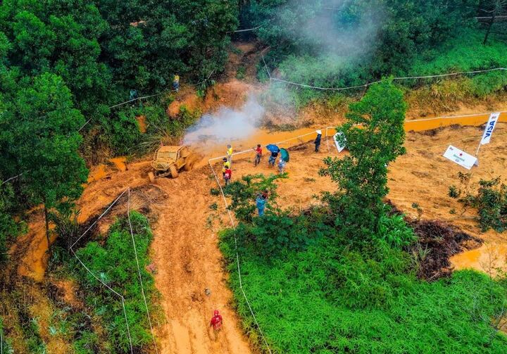 Khói bốc lên khi xe vượt giới hạn vận hành Xe off-road tạo khói khi vượt thử thách