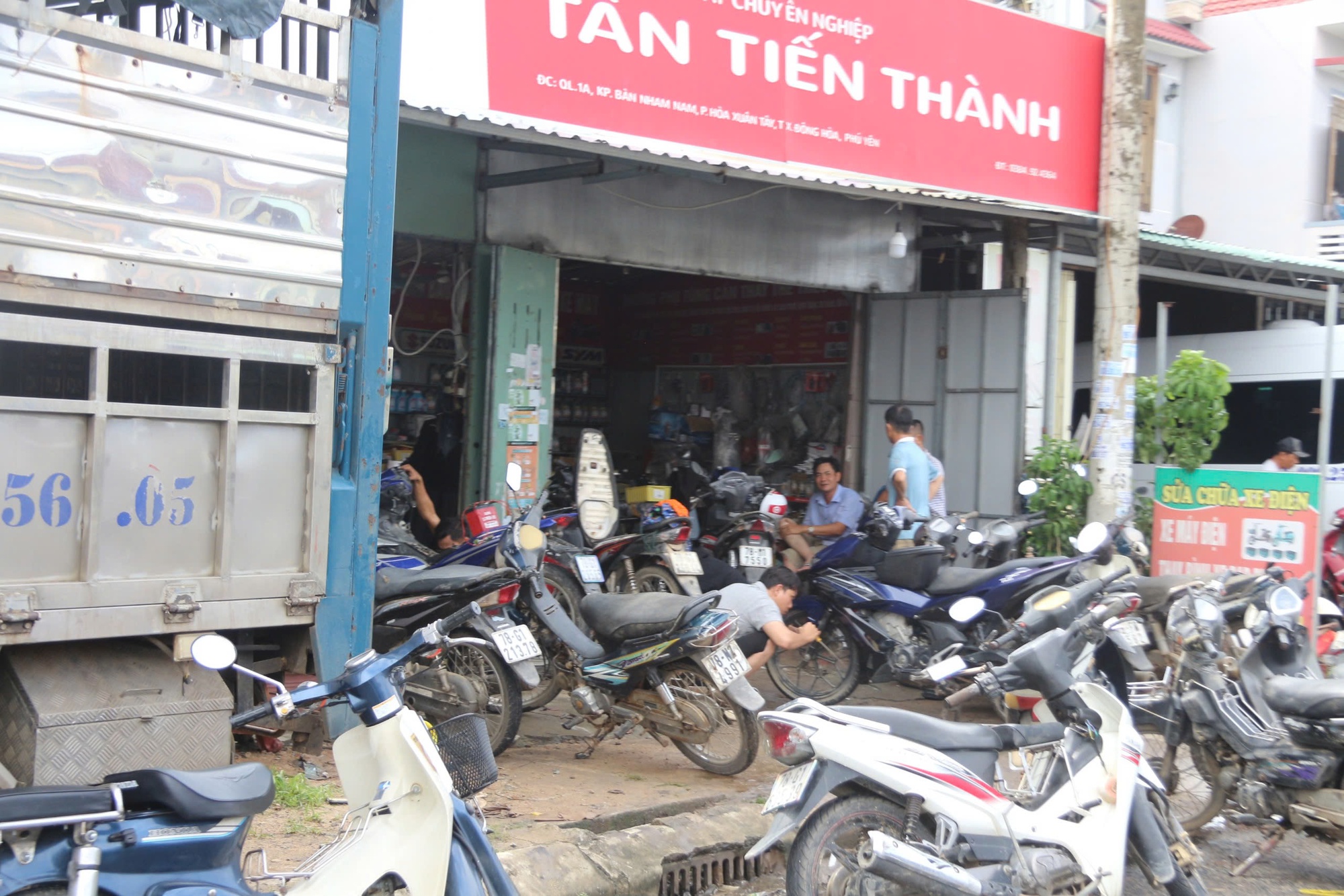 Xe máy chờ được sửa chữa