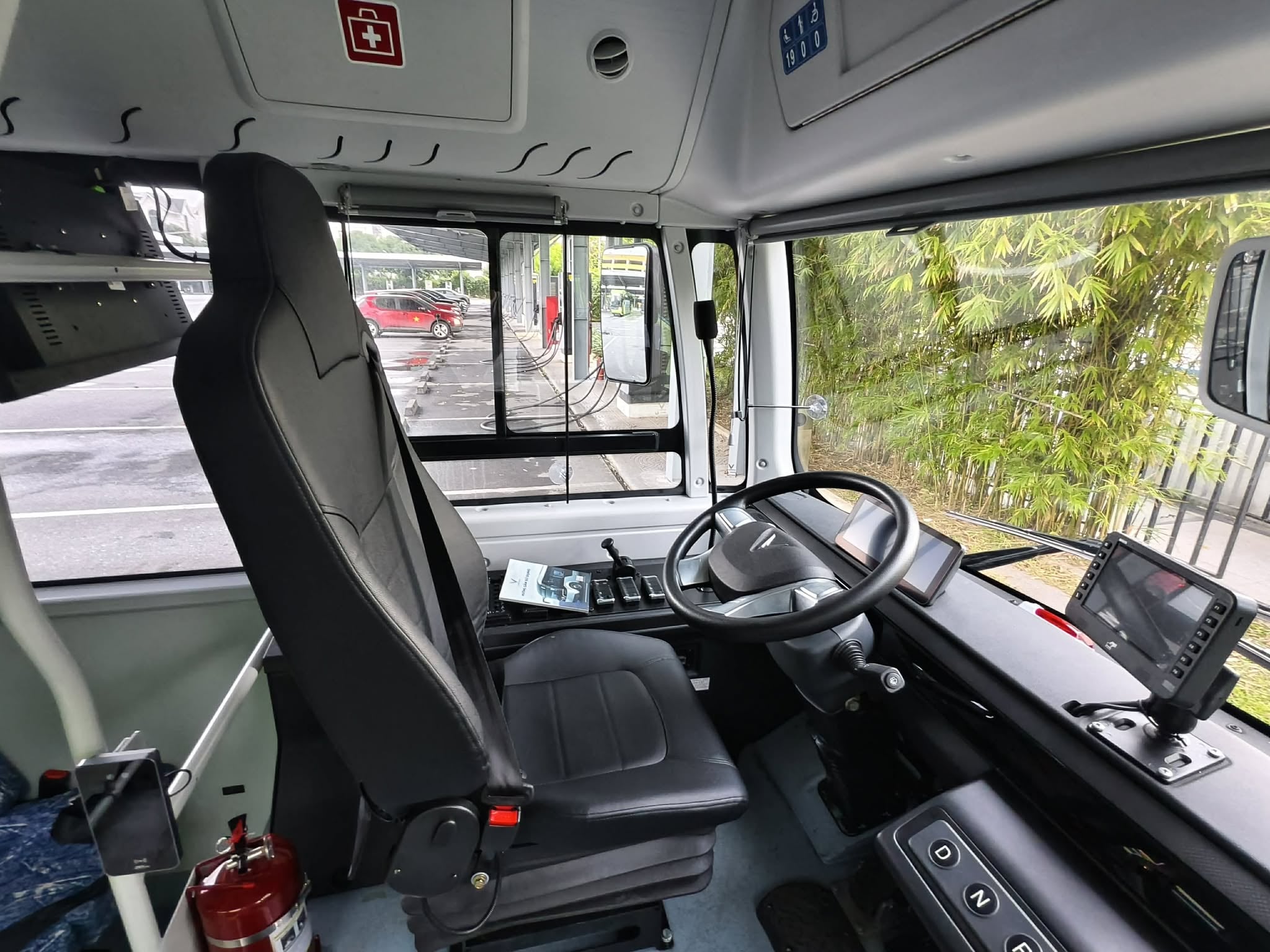 Trang bị tiện nghi bên trong xe Máy điểm danh, ngăn cứu thương, màn hình tivi bên trong cabin