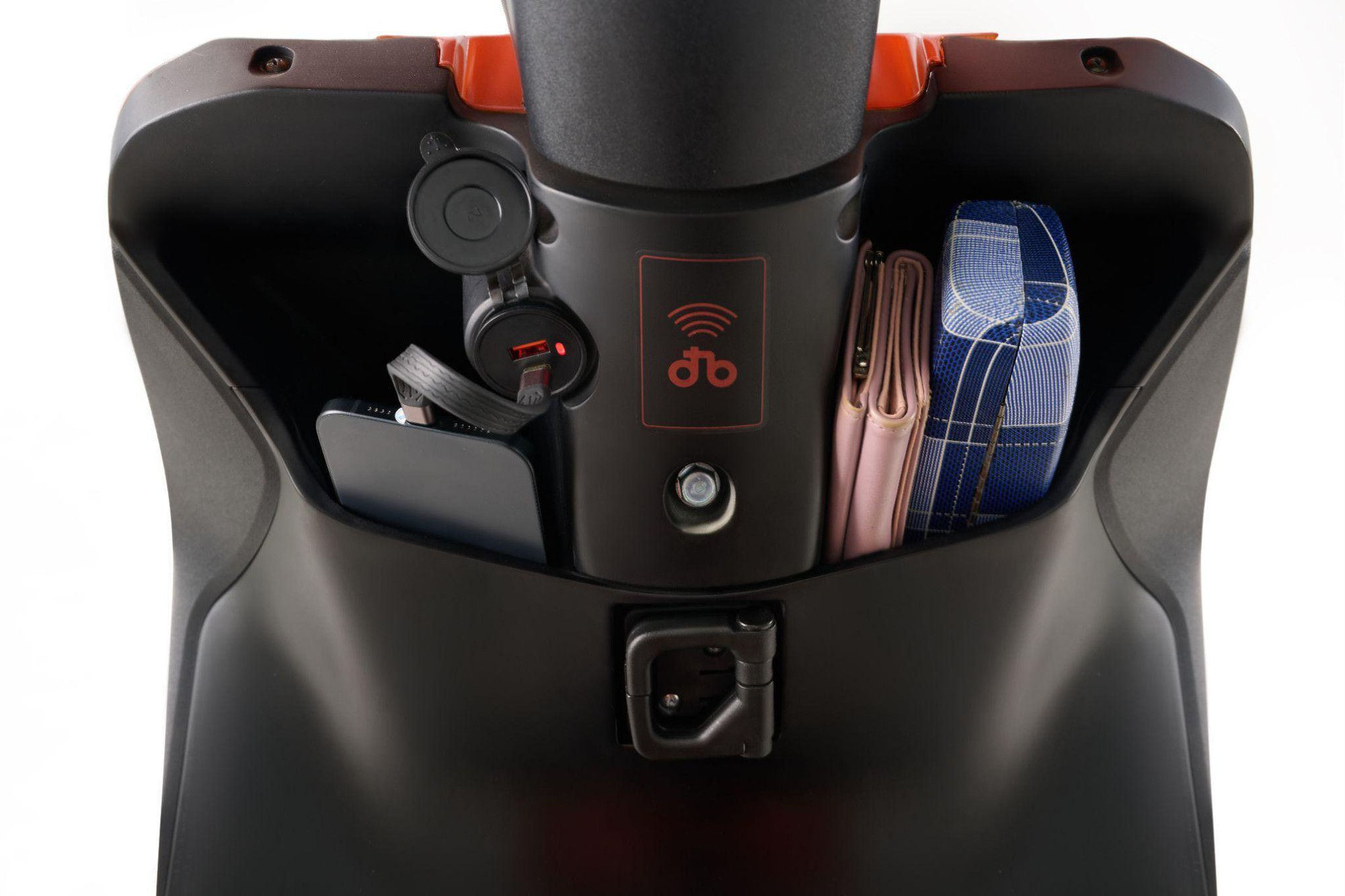 Thiết kế cốp dưới yên sâu hơn so với Honda Lead