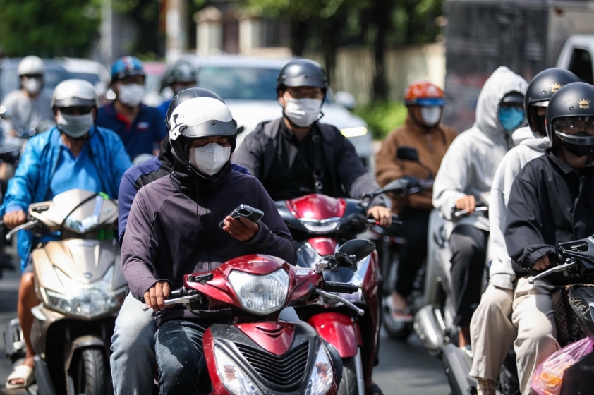 Muốn biết có bị phạt khi dùng điện thoại lúc dừng đèn đỏ không