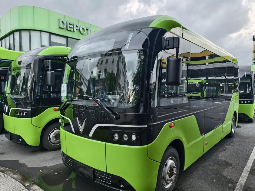 VinFast EB 6 màu xanh Vinbus