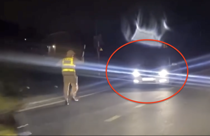 Né kiểm tra nồng độ cồn, tài xế lùi ô tô xuống ruộng- Ảnh 1. Tài xế lái ô tô chạy lùi để trốn tránh CSGT